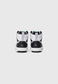 Zwart-witte high-top sneakers met een gladde afwerking, voorzien van een blauwe accentlogo en een gewatteerde kraag. Verstelbare riem aan de achterkant.