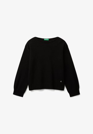 Schwarzer langärmliger Strickpullover mit gerippten Bündchen und Saum, runder Halsauschnitt und kleinem silbernen Logo nahe dem unteren Saum auf weißem Hintergrund.