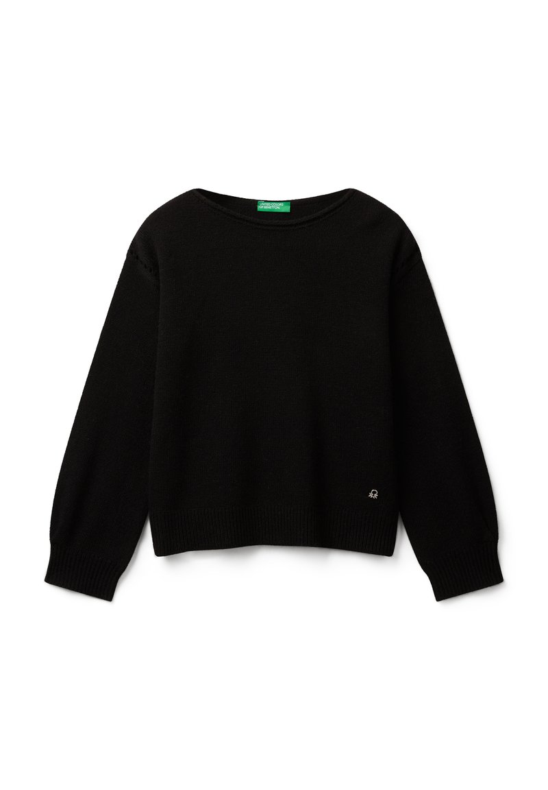 Schwarzer langärmliger Strickpullover mit gerippten Bündchen und Saum, runder Halsauschnitt und kleinem silbernen Logo nahe dem unteren Saum auf weißem Hintergrund.