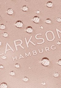 Tessuto idrorepellente di un tenue rosa con gocce chiare. Testo che recita "CLARKSON HAMBURG" in un colore chiaro, posizionato su uno sfondo testurizzato.