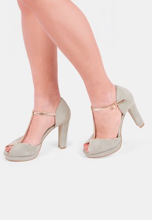 Bata Čevlji s platformo in peto - verde