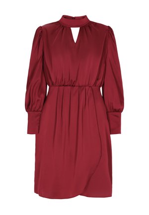 Burgundin sametti mekko, jossa on avonainen kaula-aukko, pitkät puffihihat, joustava vyötärö ja levenevä helma. Luja tekstuuri ja virtaava siluetti.