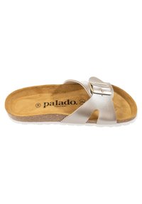 Sandal in sintetico argento con design a fascia incrociata, fibbia regolabile, soletta in suede color tan e suola in gomma con grip testurizzato.