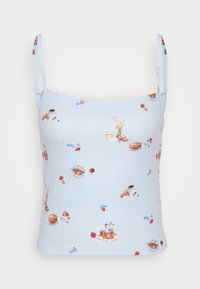 Jasnoniebieski top na ramiączkach o strukturalnym splocie, z nadrukiem jedzenia, takim jak croissanty i kawa, oraz delikatną koronką przy dekolcie.