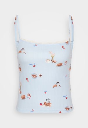 Jasnoniebieski top na ramiączkach o strukturalnym splocie, z nadrukiem jedzenia, takim jak croissanty i kawa, oraz delikatną koronką przy dekolcie.