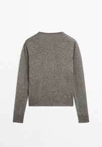 Grå strikket sweater med lange ærmer, rund halsudskæring og lige kant. Glat tekstur uden synlige mønstre eller udsmykninger.