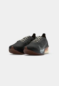 Schwarze Laufschuhe mit einer strukturierten Oberseite, hellen Schnürsenkeln und einer kontrastierenden braunen Gummisohle. Verfügt über ein dezentes Logo auf der Seitenfläche.