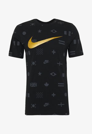 T-shirt Nike nera con logo swoosh dorato e sottili simboli grigio scuro tra cui bandiere, stelle, croci e il nome Nike.