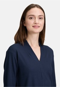 Betty & Co MIT V-AUSSCHNITT - Bluse - dunkelblau