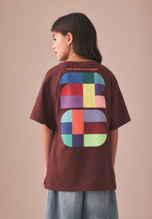 Next, REGULAR FIT - FIFA LICENSE OVERSIZED GRAPHIC T-SHIRT . - T-shirt imprimé - brown
