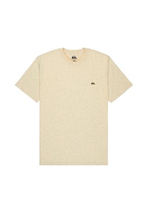 Béžové tričko krátký rukáv s tmavými skvrnami, kulatým výstřihem a malým tmavým logem na levé straně hrudi.