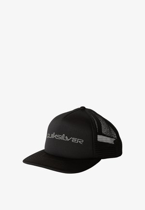 Černá truckerka s tvarovanou přední částí, síťovanými bočními panely a zahnutým špicem. Na přední straně je bílé logo "Quiksilver".