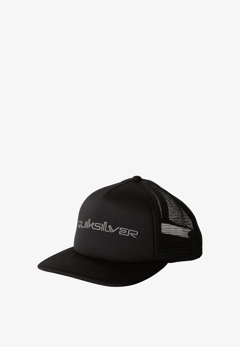 Fekete trucker sapka formázott elülső résszel, hálós oldallapokkal és ívelt csúccsal. Az elülső részen fehér "Quiksilver" logó található.