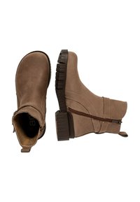 Botas de tobillo marrones de ante con un tacón bajo, cremallera lateral y costuras decorativas en la parte superior. Suela de goma texturizada para mayor tracción.