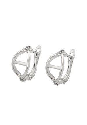Silver hoopörhängen med en öppen geometrisk design och klara ädelstenar som accenter ovanpå, slät yta och en säker spännslutning.