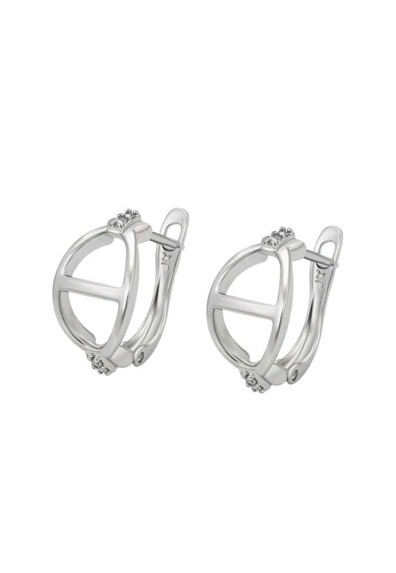 Silberne Creolen mit einem offenen geometrischen Design, verziert mit klaren Edelsteinen an der Oberseite, glatter Oberfläche und sicherem Klappverschluss.