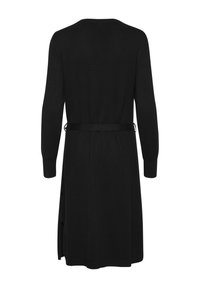 Robe noire à manches longues, longueur au genou, avec un col rond, une ceinture à la taille et des fentes sur les côtés.