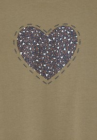 Olivengrüner Stoff mit einem herzförmigen Leopardenmuster-Design, umgeben von wiederholtem Text "LIEBE" in Schwarz entlang der Ränder.