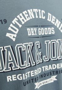 Jack & Jones LOGO RUNDHALS - Triko s potiskem - goblin blue