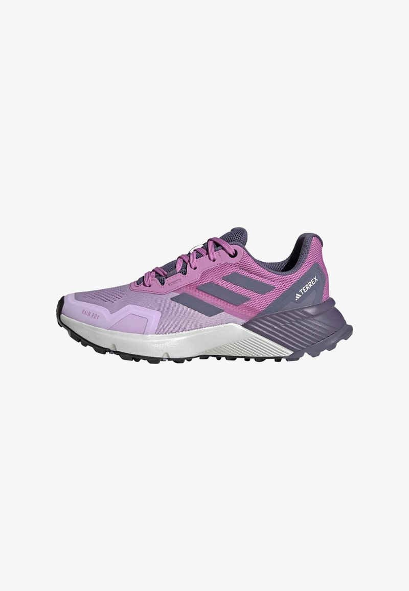 Lichte trailrunningschoen in paars en grijs. Heeft een bovenwerk van mesh, een gepolsterde kraag en een getextureerde rubberen zool voor grip.