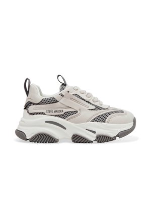 Zapatillas deportivas gruesas en malla blanca y gris claro con acentos de ante. Cuentan con una suela texturizada y un logo en el lateral. Asa en el talón para ponerlas fácilmente.