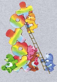 Šedá tkanina se zajímavými Medvídky Care Bear lezoucími po žebříku s duhovými písmeny "XOXO", které ukazují různé barvy a vzory srsti.