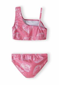 Completo bikini rosa composto da un top crop a canotta con spalline sottili e slip abbinati, decorato con motivi a conchiglia bianchi e una finitura glitterata.