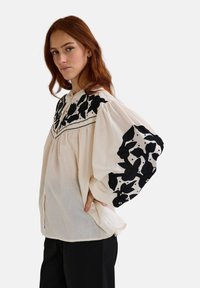 Monoprix MANCHES LONGUES DÉTAILS BRODERIE - Blouse - crayeux