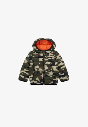 Giacca a vento camouflage con cappuccio, caratterizzata da un motivo verde scuro, beige e nero, con un interno arancione. Tasche davanti con zip.