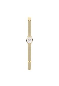 Montre avec bracelet en mailles dorées, cadran rond blanc, marquages noirs et roses, et aiguilles des heures et des minutes dorées. Elle possède un fermoir en métal.