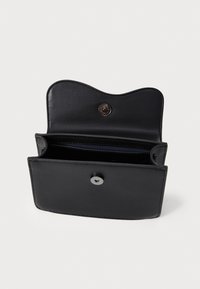 Portefeuille en cuir noir avec un bord supérieur incurvé, fermeture à pression et compartiments intérieurs. Texture lisse, design minimaliste, sans motifs visibles.