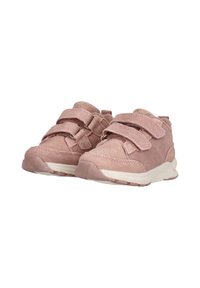 Rosa Wildlederschuhe für Kinder mit zwei verstellbaren Klettverschlüssen, einer gepolsterten weißen Außensohle und einem runden Zehendesign.
