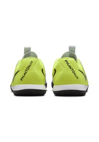 Zapatillas Nike Phantom GT de un brillante color amarillo con suela negra y acentos grises. Cuentan con un material superior suave y una pestaña en el talón para facilitar el calzado.