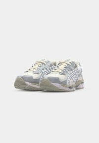 ASICS SportStyle GEL NYC 2055 UNISEX - Treniņu apavi - cream/dolphin grey