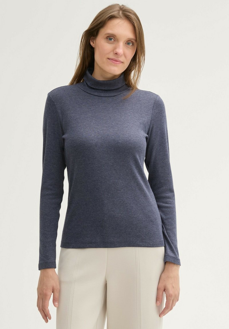 Top bleu marine à col roulé avec des manches longues, fabriqué dans un tissu doux, présentant une coupe décontractée et une texture lisse.