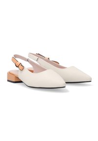 Beige slingback sko med spids tå, featuring en glat overflade og en lav blokhæl med orange accent. Justerbar strop detalje.