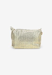 Bolsa de mano tejida en dorado metálico con detalles de cuero crema suave, forma rectangular, asa lateral anudada y cierre de cremallera en la parte superior.