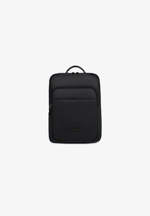 Zaino nero realizzato in materiale liscio e resistente; dotato di una tasca anteriore con zip e di un manico superiore; forma rettangolare con sottili dettagli di cucitura.