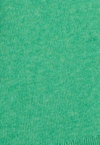 Geverfd gebreid stof in een levendige turquoise kleur, met een regelmatig patroon en subtiele variaties in tint en textuur.