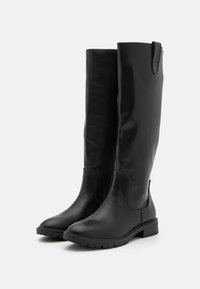 Bottes noires en cuir montant jusqu'au genou, avec une texture lisse, un bout rond, un petit talon carré, une fermeture éclair latérale et des coutures minimales.