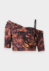 Crop top med avtagbare stropper i en livlig oransje og svart dyreprint, korte ermer, ribbestrikket tekstur, og en tynn justerbar stropp.