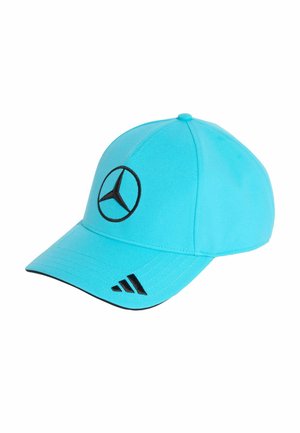 Jasnoniebieska czapka z czarnym logo Mercedesa z przodu i trzema czarnymi paskami po bokach. Gładka tkanina z zakrzywionym daszkiem.