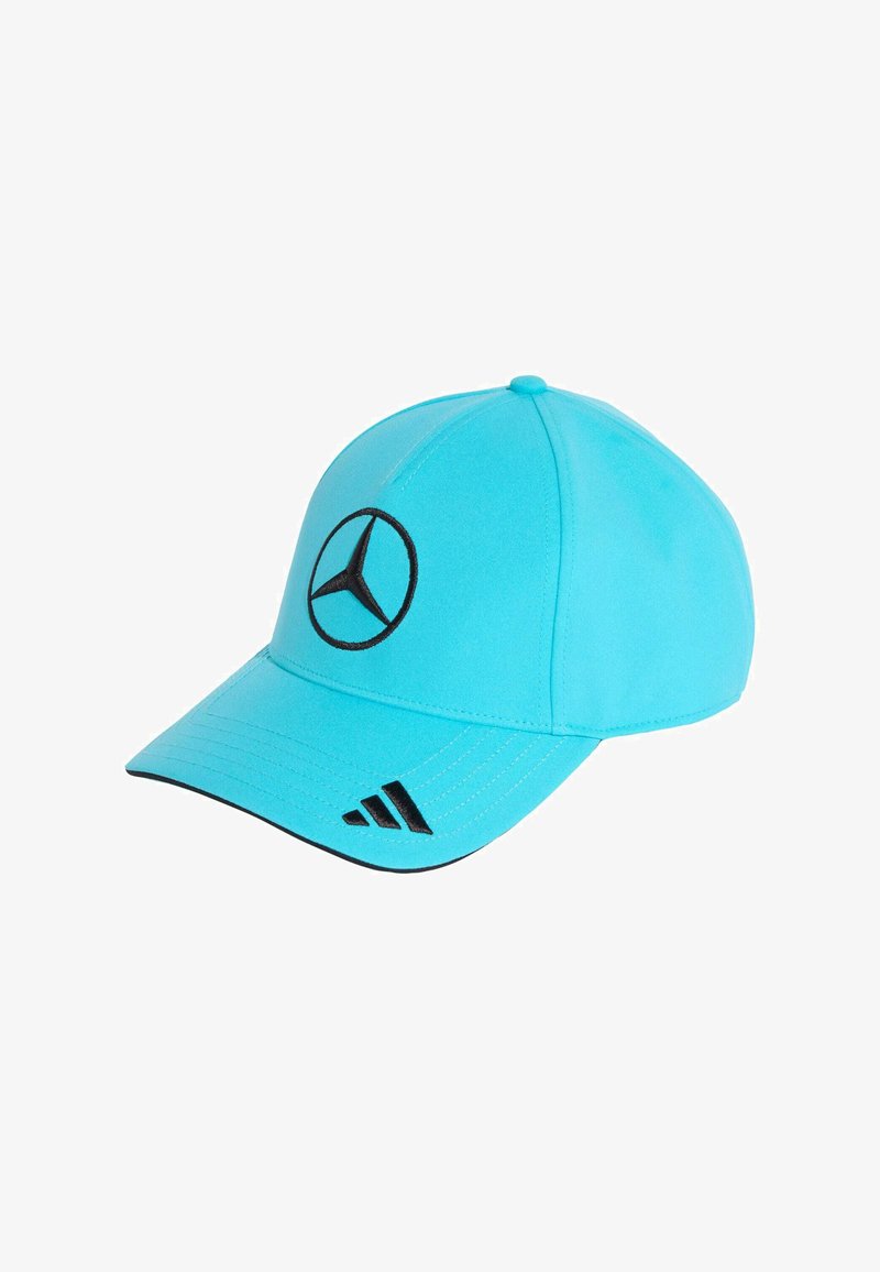 Gorra azul claro con el logotipo negro de Mercedes en la parte frontal y tres rayas negras en el lateral. Tejido liso con una visera curvada.