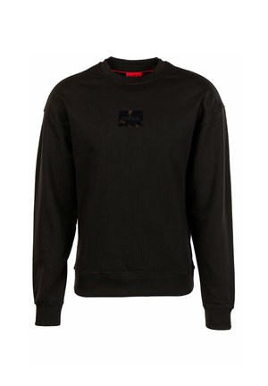 Czarna bluza z długim rękawem i okrągłym dekoltem, z prążkowanymi mankietami i dołem, z małą prostokątną naszywką z logo na środku klatki piersiowej.