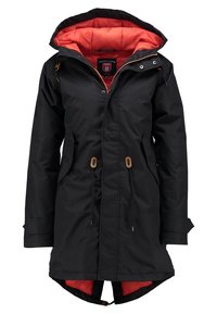 Czarna wodoodporna kurtka z jaskrawo pomarańczowym wnętrzem, zaciągana w pasie i z akcentami na troków. Posiada kaptur i zatrzaski z przodu.