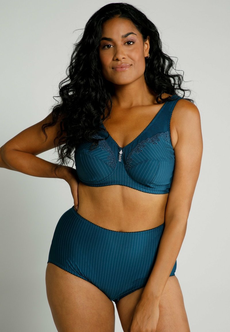 Set di reggiseno e mutandine a vita alta in teal con righe verticali, dettagli in pizzo sui coppe del reggiseno, spalline larghe e chiusura decorativa frontale.