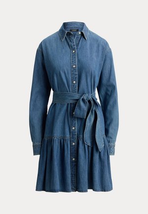 Τζιν φόρεμα με γιακά πουκάμισου, μακριά μανίκια, κουμπιά μπροστά και ζώνη στη μέση. Διαθέτει φούστα με στρώσεις και μεσαίο μπλε χρώμα.