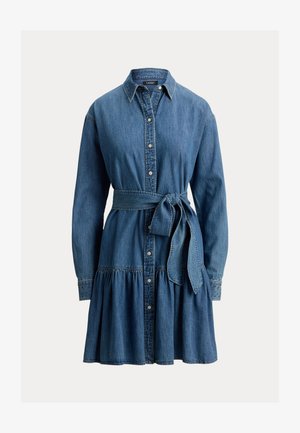 Τζιν φόρεμα με γιακά πουκάμισου, μακριά μανίκια, κουμπιά μπροστά και ζώνη στη μέση. Διαθέτει φούστα με στρώσεις και μεσαίο μπλε χρώμα.