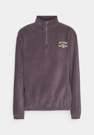 Dunkelgrauer Fleece-Pullover mit Viertelreißverschluss und kleinem „BDG JEANS“-Logo auf der linken Brust gestickt.