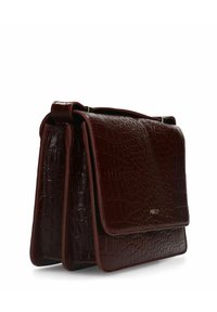 Krokodilleder in Burgunderrot, Handtasche mit Klappenverschluss und dualen Fächern, mit goldfarbenem Logo-Detail.